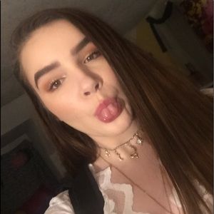 Meet your Posher, Hilary